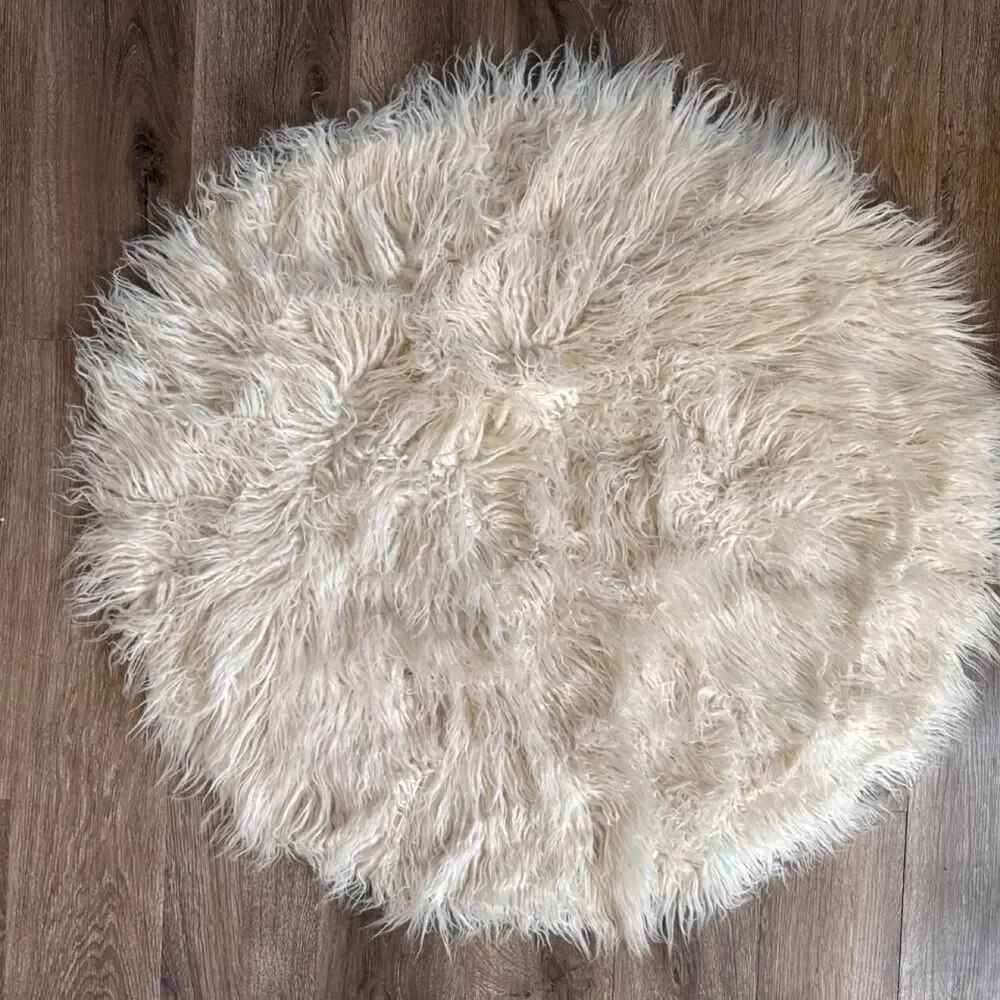 Off white Faux round rug- about 4ft wide
